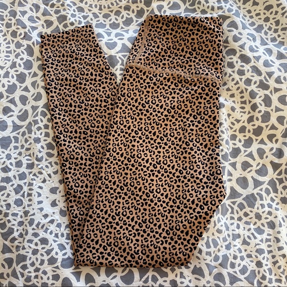 NWOT LEOPARD PRINT 7/8 LEGGINGS - Picture 4 of 11